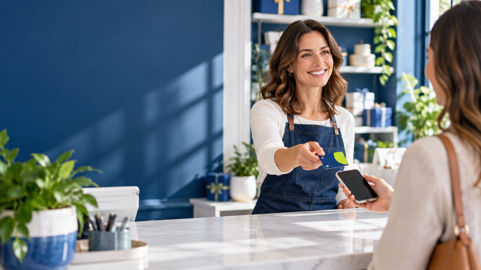 Una persona de negocio comparte una tarjeta NFC con un cliente que usa MESVIA desde su teléfono